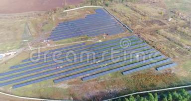 太阳能发电站从空中。 太阳能电站鸟瞰图.. 森林附近的太阳能发电站。 可再生能源